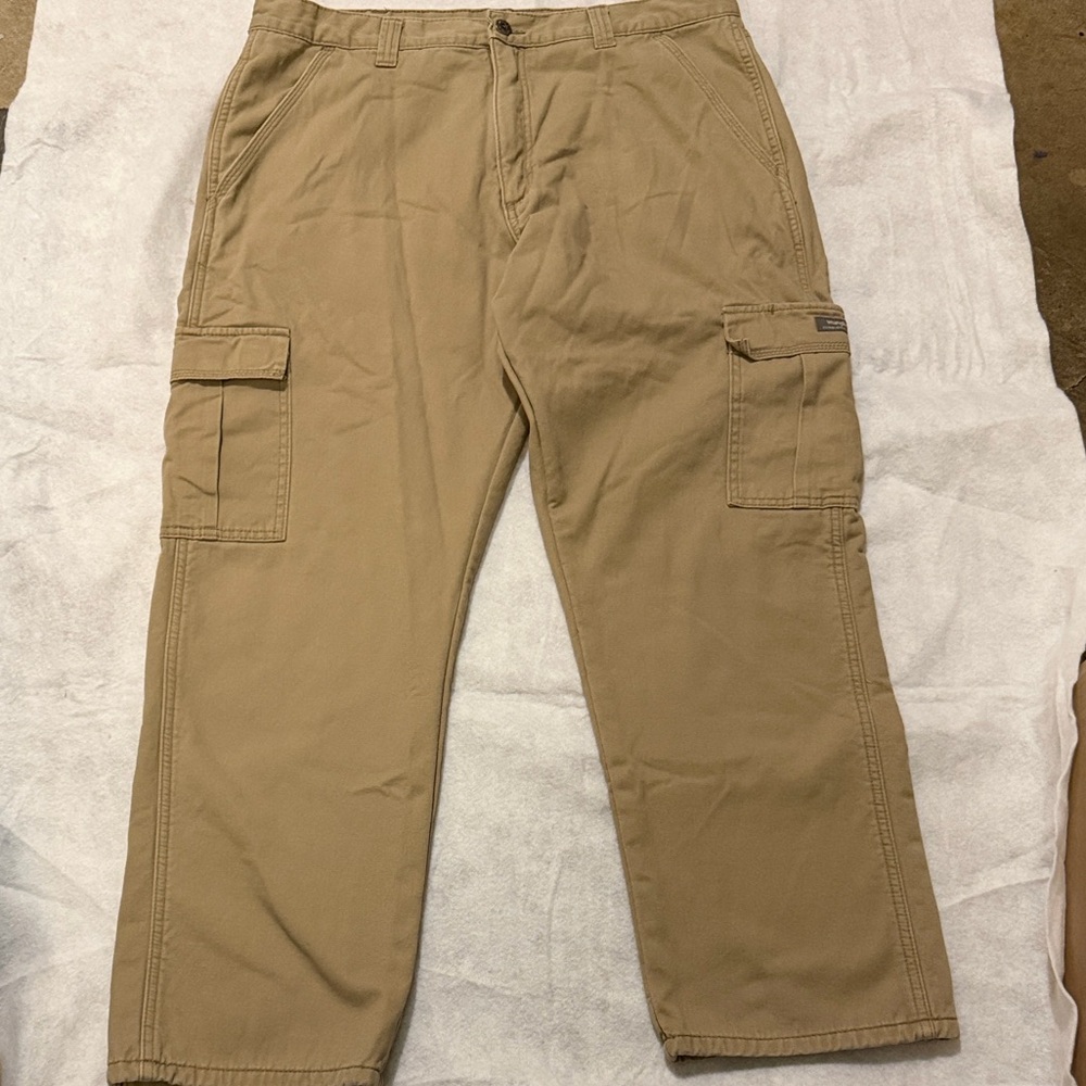 Wrangler Relaxed Fit Pants in Khaki